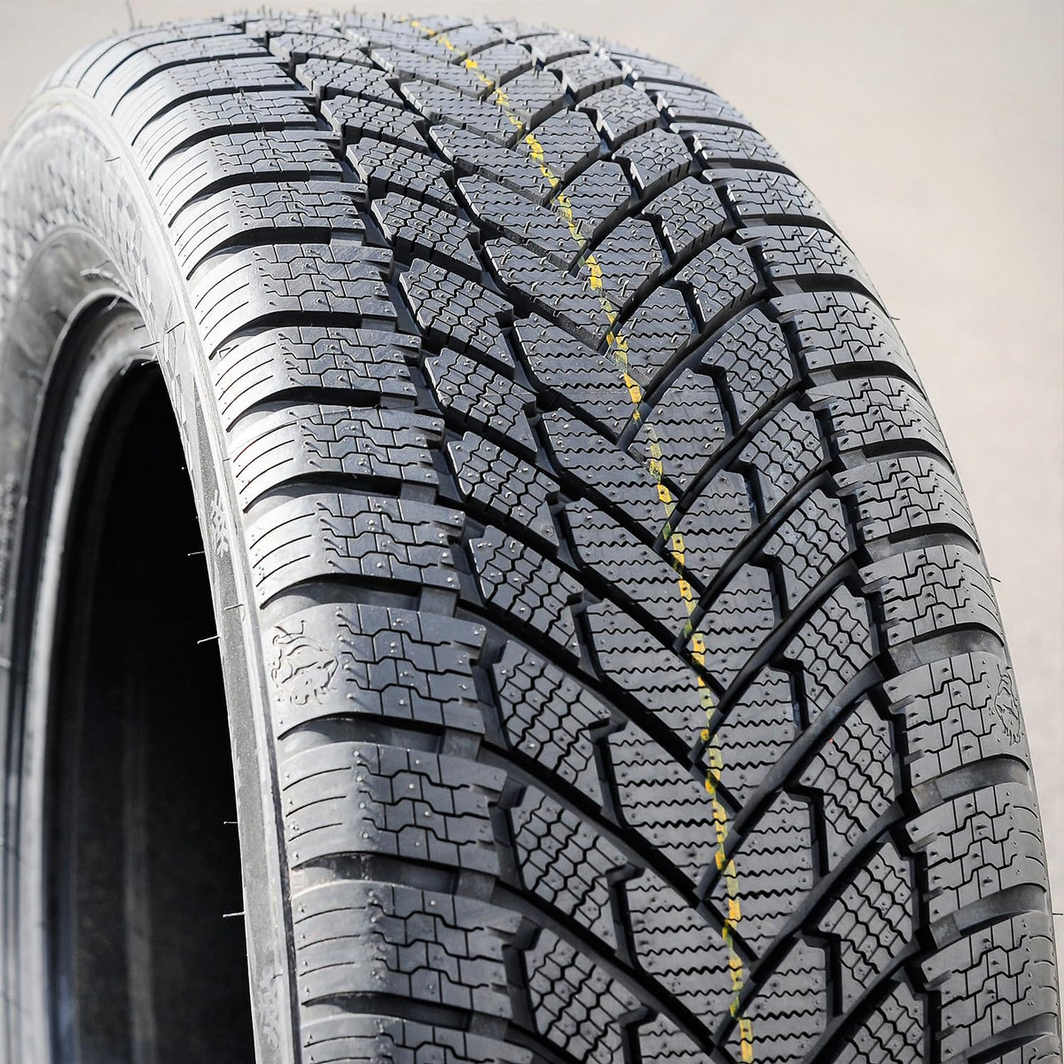 215/60R16 Winter Tires Z465